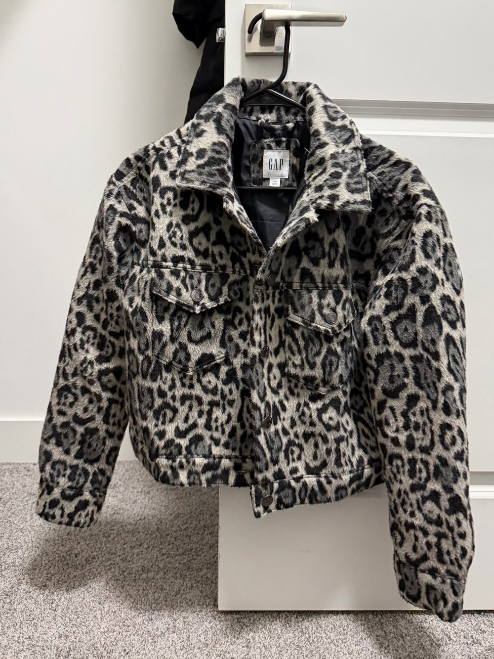 Cute GAP Leopard Print Faux Fur Jacket | Cropped Button-Up Coat | Size XS